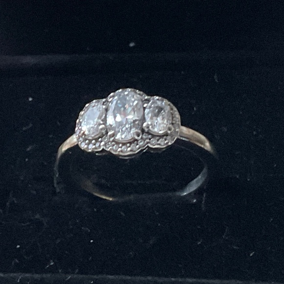 - Pandora three stones crown ring - Picture 3 of 5